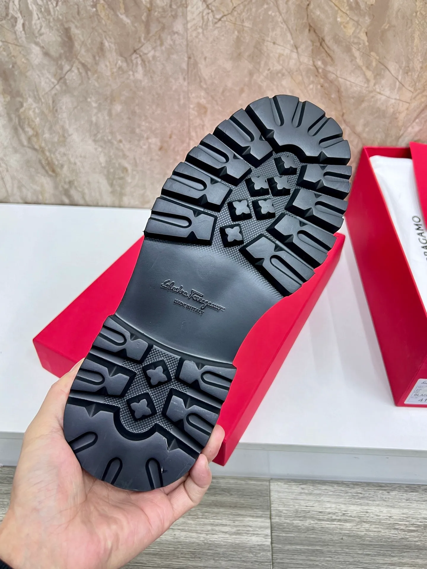 Original quality P780 Brand: Ferragamo Standard code: Men's code 39.40.41.42.43.44 Grade: Same style as the official website High-quality men's shoes Material: Customized first-layer calfskin with water-dyed cowhide lining Cowhide tiptoe Original non-slip and wear-resistant rubber outsole Style category: Men's formal business leather shoes are young and fashionable European and American trends British style Casual matching Comfortable feet Color: actual picture